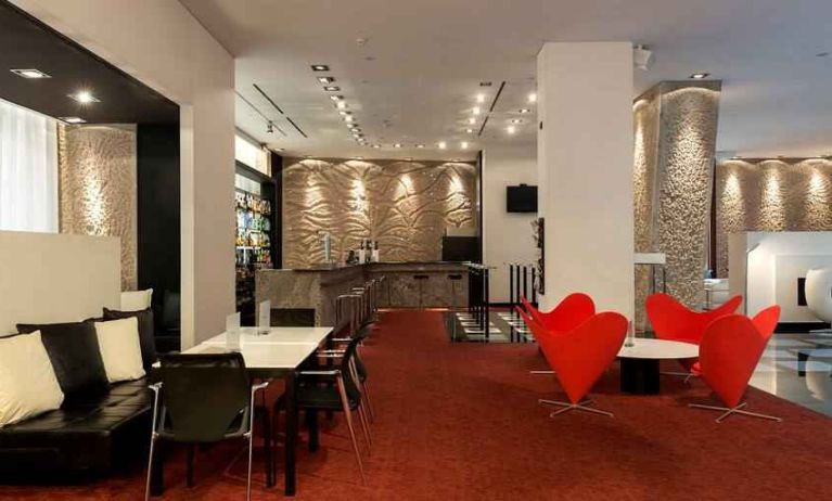 Seating area suitable for co-working at the Hilton Madrid Airport.