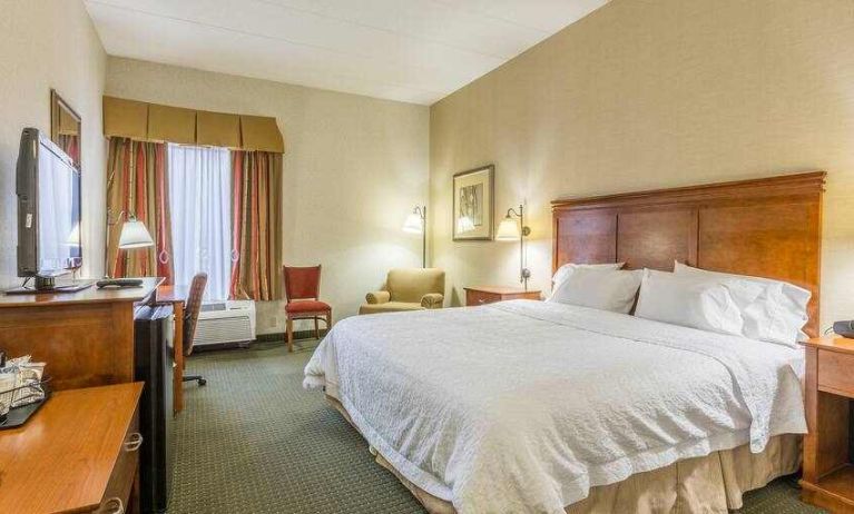 King bedroom with desk at the Hampton Inn Sidney.