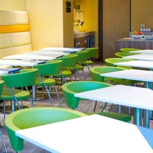 Dining area perfect for co-working at the Hampton by Hilton Barranquilla.