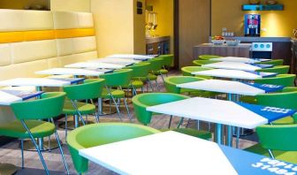 Dining area perfect for co-working at the Hampton by Hilton Barranquilla.