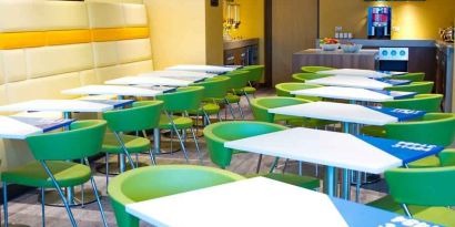 Dining area perfect for co-working at the Hampton by Hilton Barranquilla.