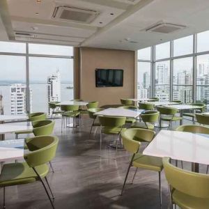 Dining area suitable for co-working at the Hampton by Hilton Cartagena.