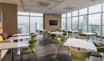 Dining area suitable for co-working at the Hampton by Hilton Cartagena.