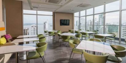 Dining area suitable for co-working at the Hampton by Hilton Cartagena.