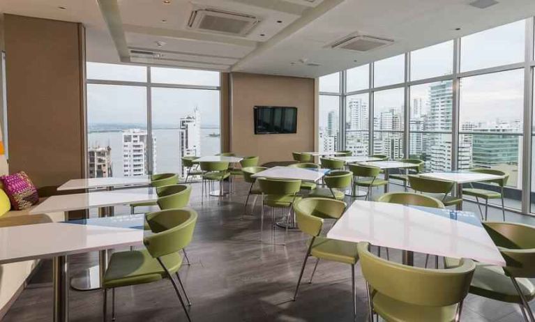 Dining area suitable for co-working at the Hampton by Hilton Cartagena.