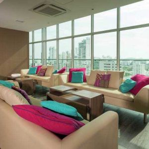 Lobby workspace at the Hampton by Hilton Cartagena.