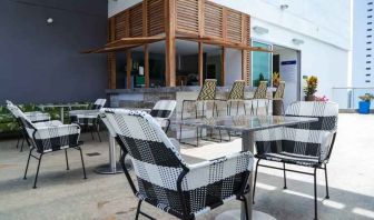 Outdoor patio perfect as workspace at the Hampton by Hilton Cartagena.