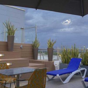 Outdoor patio perfect as workspace at the Hampton by Hilton - Valledupar.