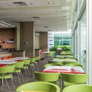 Dining area suitable for co-working at the Hampton by Hilton - Valledupar.