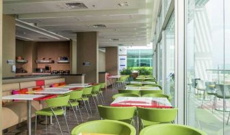 Dining area suitable for co-working at the Hampton by Hilton - Valledupar.