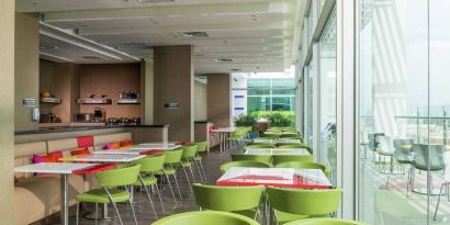 Dining area suitable for co-working at the Hampton by Hilton - Valledupar.