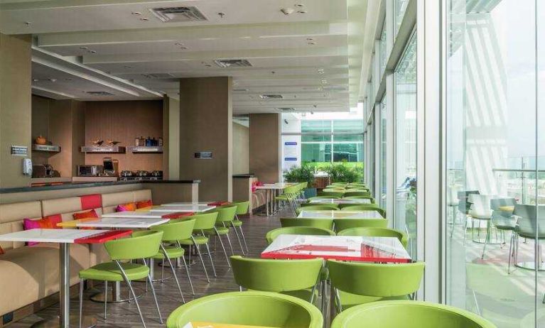 Dining area suitable for co-working at the Hampton by Hilton - Valledupar.