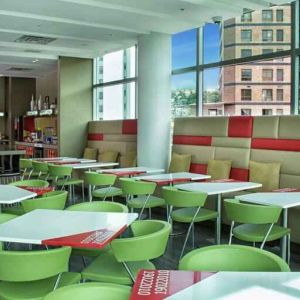 Dining area suitable for co-working at the Hampton by Hilton Cali.