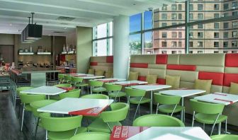 Dining area suitable for co-working at the Hampton by Hilton Cali.