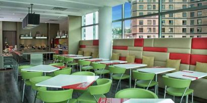 Dining area suitable for co-working at the Hampton by Hilton Cali.