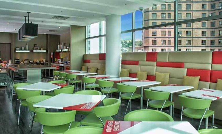 Dining area suitable for co-working at the Hampton by Hilton Cali.