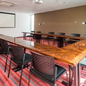 Meeting room with u shape table at the Hampton by Hilton Cali.