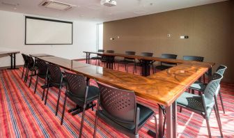 Meeting room with u shape table at the Hampton by Hilton Cali.