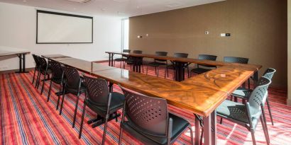 Meeting room with u shape table at the Hampton by Hilton Cali.