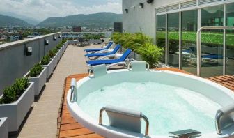 Terrace with pool at the Hampton by Hilton - Yopal.