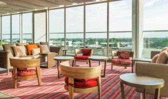 Seating area perfect for co-working at the Hampton by Hilton - Yopal.