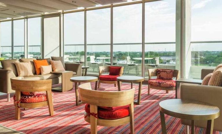 Seating area perfect for co-working at the Hampton by Hilton - Yopal.