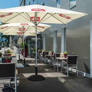 Seating area suitable for co-working at the Tivoli Innsbruck.