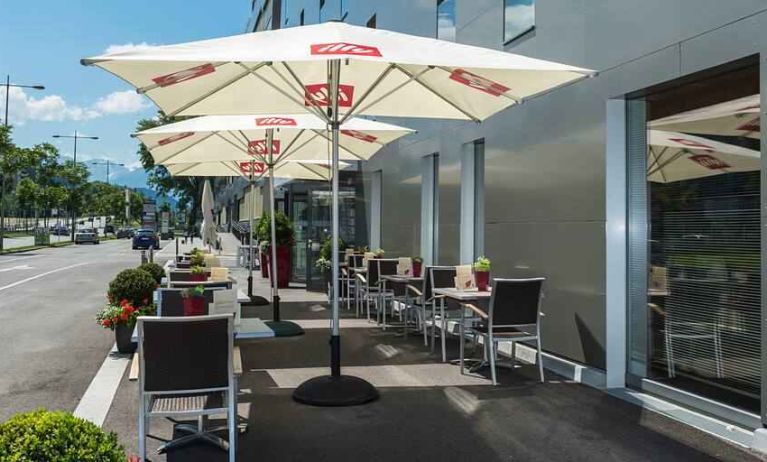 Seating area suitable for co-working at the Tivoli Innsbruck.