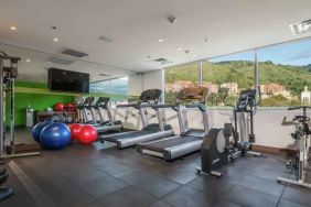 Fitness center at the Hampton By Hilton Bogota Usaquen.