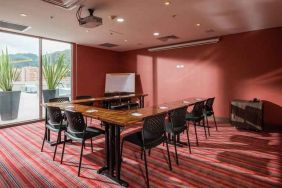 Meeting room with u shape table at the Hampton By Hilton Bogota Usaquen.