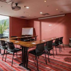 Meeting room with u shape table at the Hampton By Hilton Bogota Usaquen.