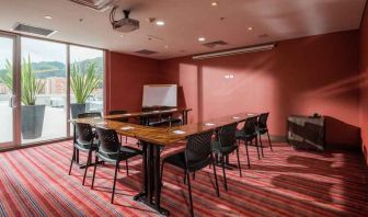 Meeting room with u shape table at the Hampton By Hilton Bogota Usaquen.