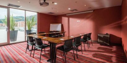 Meeting room with u shape table at the Hampton By Hilton Bogota Usaquen.