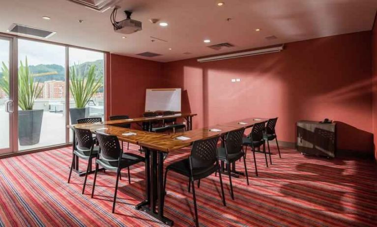 Meeting room with u shape table at the Hampton By Hilton Bogota Usaquen.