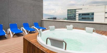 Outdoor terrace with pool at the Hampton by Hilton Medellin Antioquia.