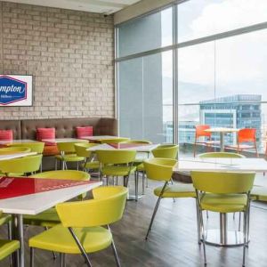 Dining area perfect for co-working at the Hampton by Hilton Medellin Antioquia.