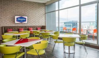 Dining area perfect for co-working at the Hampton by Hilton Medellin Antioquia.