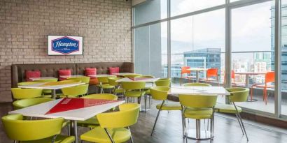 Dining area perfect for co-working at the Hampton by Hilton Medellin Antioquia.