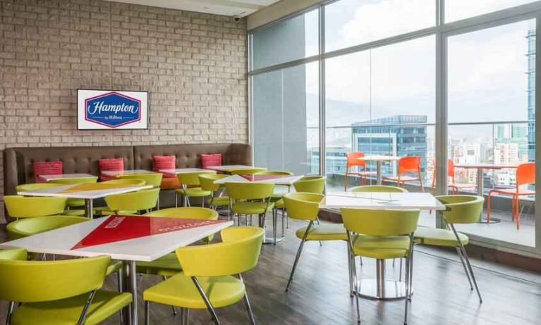 Dining area perfect for co-working at the Hampton by Hilton Medellin Antioquia.