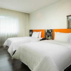 Twin room with working station at the Hampton by Hilton Medellin Antioquia.