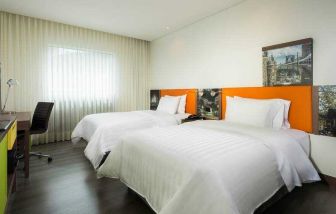 Twin room with working station at the Hampton by Hilton Medellin Antioquia.