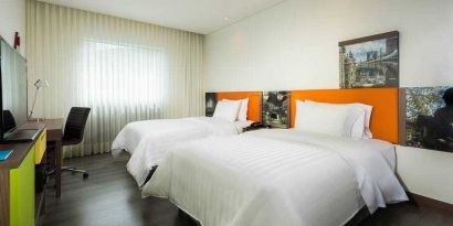 Twin room with working station at the Hampton by Hilton Medellin Antioquia.