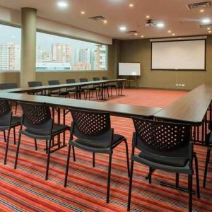 Meeting room with desk at the Hampton by Hilton Medellin Antioquia.