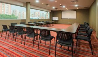 Meeting room with desk at the Hampton by Hilton Medellin Antioquia.