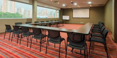 Meeting room with desk at the Hampton by Hilton Medellin Antioquia.