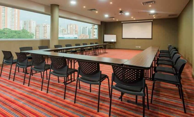 Meeting room with desk at the Hampton by Hilton Medellin Antioquia.