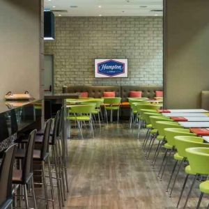 Seating area at the Hampton by Hilton Medellin Antioquia.