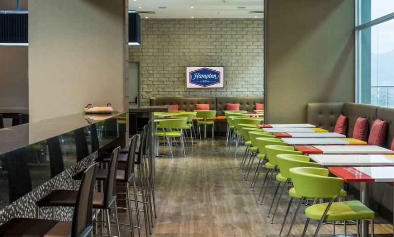 Seating area at the Hampton by Hilton Medellin Antioquia.