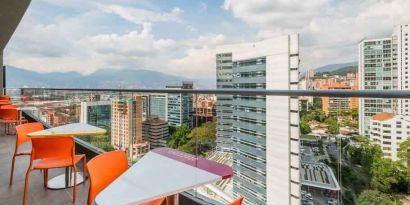 Outdoor terrace suitable as workspace at the Hampton by Hilton Medellin Antioquia.