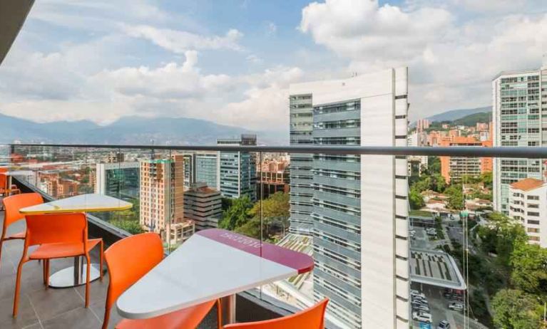 Outdoor terrace suitable as workspace at the Hampton by Hilton Medellin Antioquia.